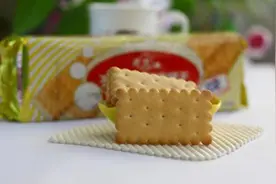 青食饼干再出质量问题，食品安全底线如何守牢图片