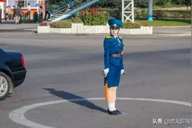老男人游朝鲜，街边女交警好可爱，拍照还会害羞图片