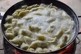 煮饺子，为什么要加水？可不可以不加？弄懂以后，才知道区别很大图片