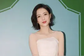 仙女！佟丽娅穿白裙秀直角肩，连脚丫都是美的，难怪体重不到85斤图片