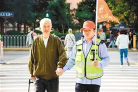 准公交司机上岗前先体验过马路 西安市公交斑马线礼让执行率达到96%图片