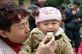 孩子和老人一起睡有危险？帮忙带孩子可以不感谢，但请别泼脏水图片