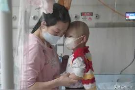 两岁女童每次输液完毕都自己关开关，学打针成了她在病房的游戏图片