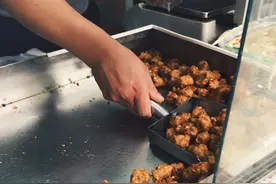 太康小哥在郑州卖特色小吃，不到半天能卖出200斤图片