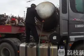 大货车擅自加装油箱太危险 现场拆除并罚款图片