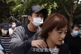 神仙爱情！结婚10多年仍似热恋！邓超探班孙俪摸头捏肩 赵又廷被秀一脸图片