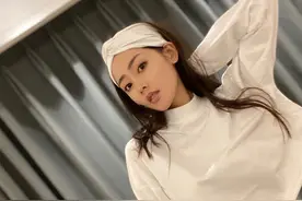 张天爱绿洲晒美照，头戴毛巾身着白衣，睡眼朦胧尽显别样风情图片