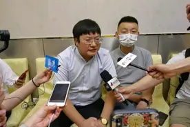 网红律师周兆成换新发型，网友喊话尚艺董事长张泽全送数字洗头卡图片