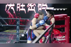 泰国女将抱头顶膝，一招把人肚子打疼，一口老血差点喷出来视频封面
