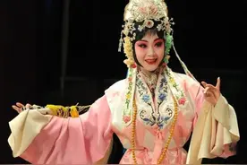 谁说年轻人欣赏不了戏曲？德云女孩们表示：评剧真比电视剧有意思图片