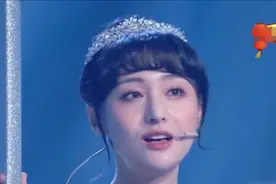 郑爽关晓彤cos安娜艾莎，两位都美若天仙，私服也是满满的时尚感图片