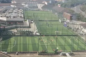 高层建筑楼顶改成足球场，这个主意值得推广图片