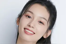 周也被称为冷脸美女上热搜图片