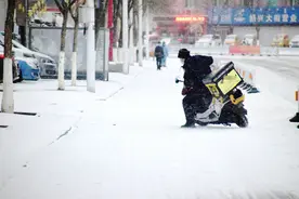 赤峰大雪路滑，外卖小哥电动车直打转转，网友：非得挣那个钱吗？图片