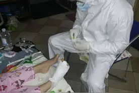 为了取出九颗钢钉，刚从防疫一线下来的医生上了患者的门图片