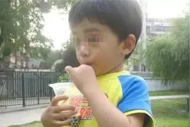 6岁男孩偷喝别人奶茶，妈妈强势护短，路人的回答让妈妈内心发慌图片