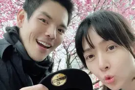 太幸福！向佐情人节晒一家三口合影，女儿脸颊太萌，郭碧婷状态好图片