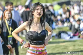 在大学里上课，女生们穿吊带裙吊带衫，一字肩合适吗？图片