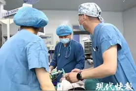 险！14 个月大婴儿吞下整根棒棒糖图片
