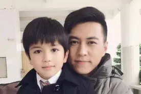 “老干部”靳东：与离过婚的江珊相恋5年，为啥娶了二婚的李佳？图片