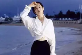 28年前巩俐的“白衬衫+小黑裤”太经典，周韵靠它也美得惊艳时光图片