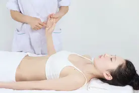 腹腔神经丛反射区：主要功效调经统血、健脾回阳图片