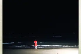 姚晨在深夜沙滩漫步，一袭红裙装扮，背影文艺又温柔图片