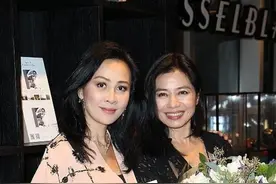 刘嘉玲钟楚红贴脸合影，不修图皱纹干瘪，个个都是真实的老人啊图片