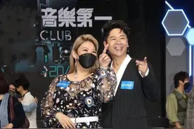 郑欣宜瘦了果然任性，穿层薄纱就算了，还要搭黑色连体衣，够吸睛图片
