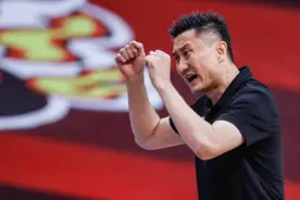 广东大胜上海，徐杰飞身空接，杜润旺飚三分雨，逼着周鹏跑快攻图片