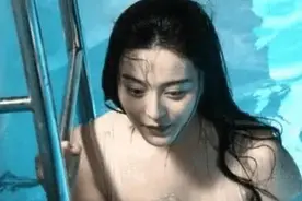 范冰冰游泳照被曝光，体态肥腻却不失性感，李成敏也要甘拜下风图片