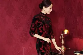 美女试穿《复古天鹅绒开叉长旗袍》图片