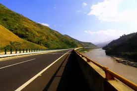 沿着高速看红河丨高速公路架起河口石板寨村民的美好新生活~图片