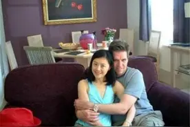 央视主持人赴英留学生子，加入英国国籍，如今49岁离婚回国捞金图片