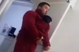 女宝想看雪，东北老爸担心宝宝受风寒这样做，妥妥的女儿奴图片
