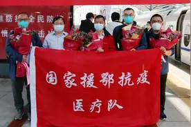 攻坚最后“重症堡垒”的北京协和医院6专家撤离武汉图片