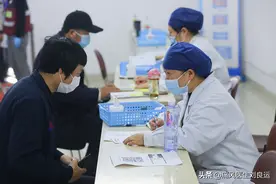 痛风患者不能接种新冠病毒疫苗？医生辟谣：免疫正常接种无忧图片