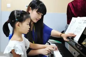 2岁宝宝学钢琴被婉拒，多大学琴合适？老师一席话让家长心头一颤图片