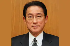 岸田文雄：“复读生”逆袭成首相，妻子是美女，3个儿子都很优秀图片