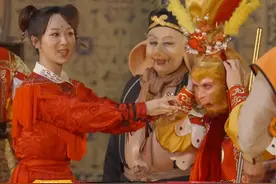 这才叫艺术家！62岁六小龄童再演孙悟空，下台立刻检验妆容图片