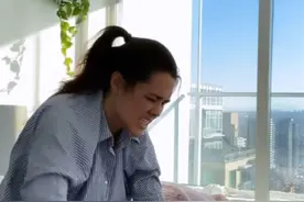 钟丽缇大女儿床上尖叫显崩溃！狂砸枕头表情狰狞，精神状况引担忧图片