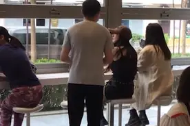 北京一男子没认出杨幂，上前搭讪送奶茶，杨幂：我已经点过了图片