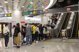 这几天，我在成都地铁看到了春夏秋冬图片