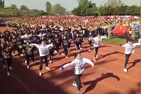 抖音爆红的学校运动会音乐，学生跳街舞入场气势十足！