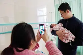 新生儿“第一抱”有讲究，四类人请自觉退后，就算是亲戚也不行图片