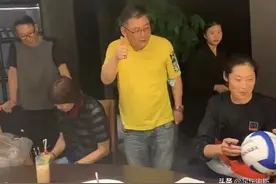 郎平携朱婷姚迪传球签名，老公站立陪伴笑开花，师徒三人感情深厚图片