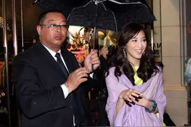 吴佩慈为爱美拼了，穿短裙在雨中走，脚踩"两根针"拇指都压变形图片