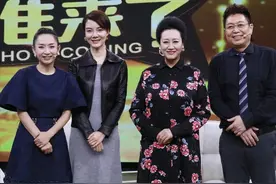 66岁王丽云母女同框，车晓打扮简约高级，她穿花裙盘头发似贵妇图片