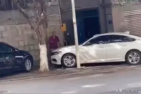 重庆一大爷拿砖头砸车：车辆违停挡路，车主电话关机图片
