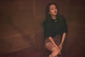 40岁张韶涵真放得开！穿超短热裤秀少女身材，小腿上还系了绑带图片